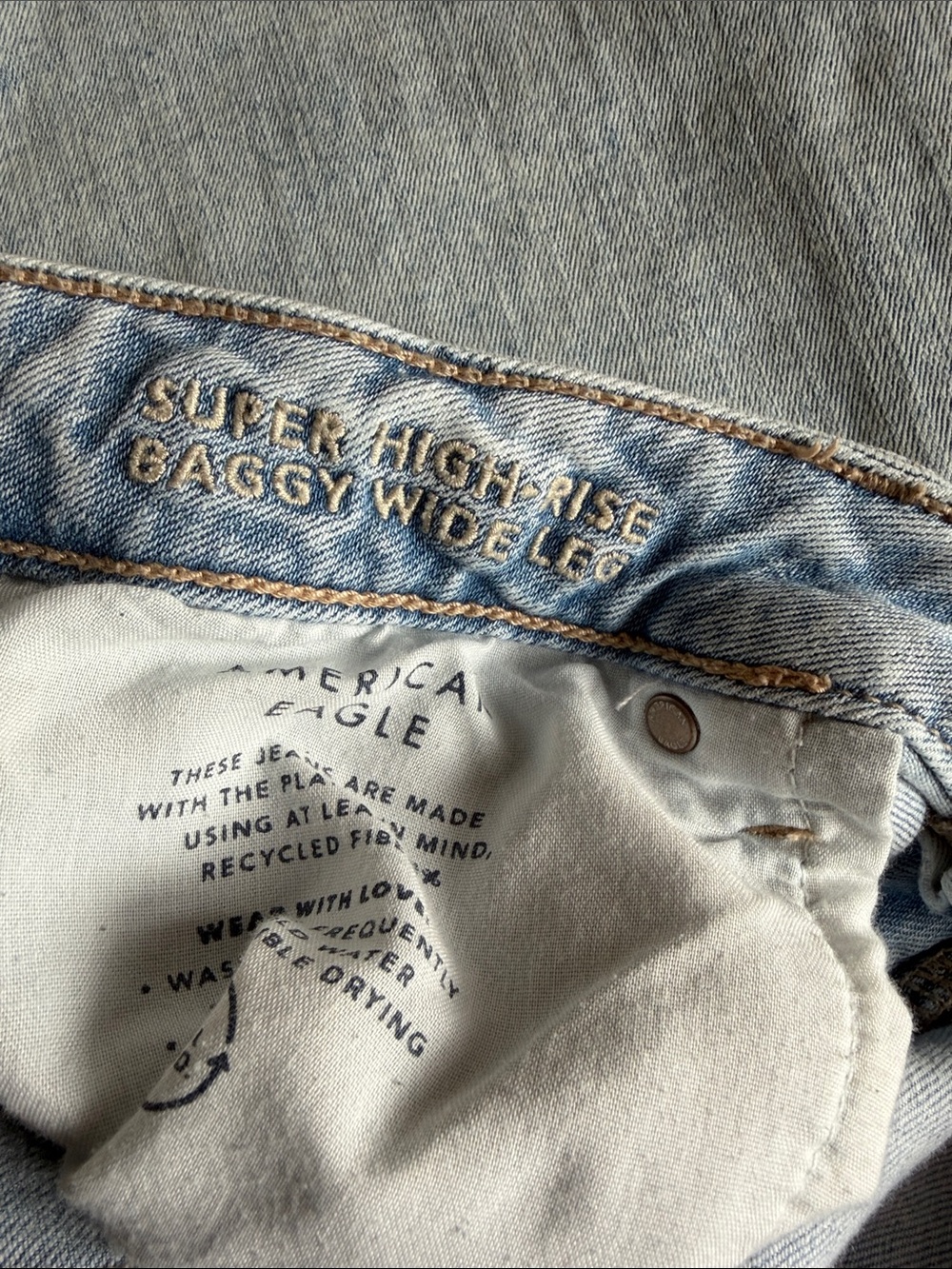 American Eagle High-Rise Baggy Wide-Leg Light Wash Jeans Size 10 - Picture 4 of 7